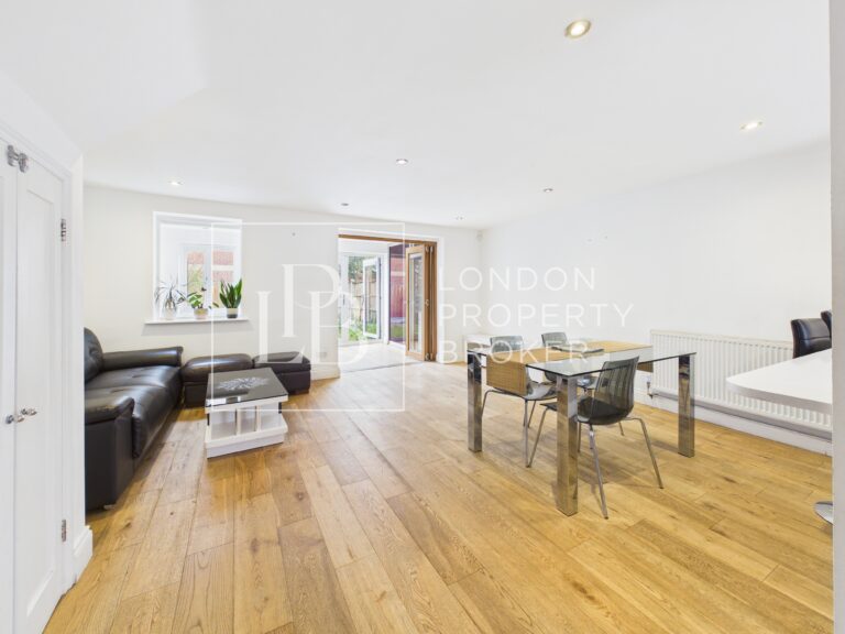 Telegraph Place, London, E14